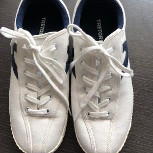 Womans Tretorn Sneaker. size  9-9.5.  Nylite blue and white